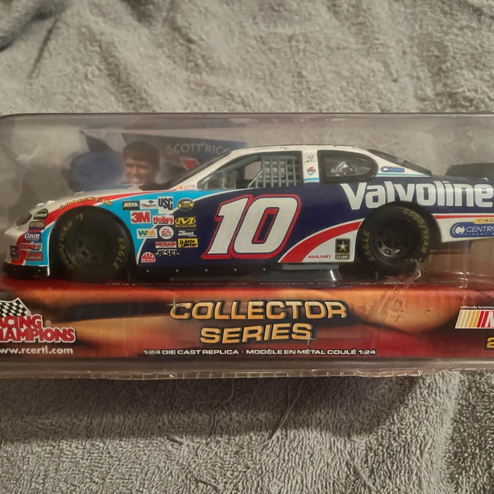 2005 Scott Riggs #10 NASCAR 1:24 Diecast Car